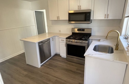 Wall Casa | 3 Blocks From The Beach Just Renovated 3 Bdrm Plus Den