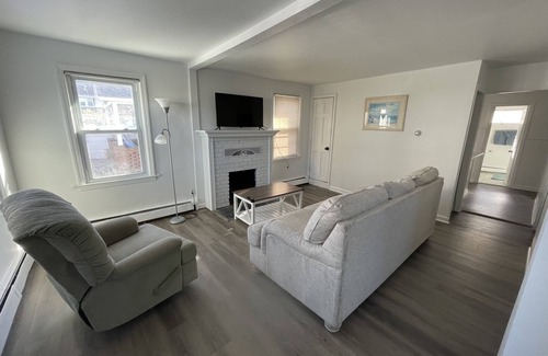Wall Casa | 3 Blocks From The Beach Just Renovated 3 Bdrm Plus Den