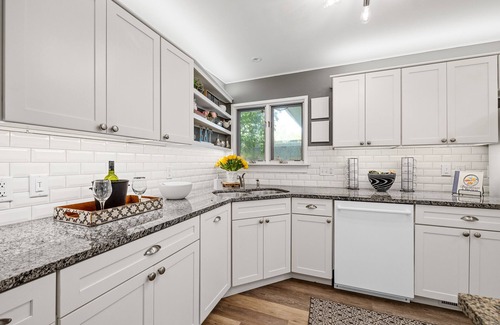 University Heights Casa | 3 blocks from the University of Iowa Kinnick Stadium & Hospital