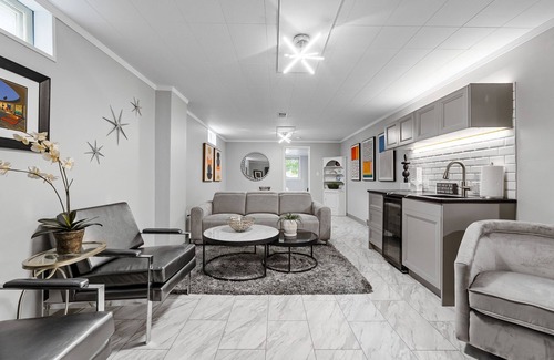 University Heights Casa | 3 blocks from the University of Iowa Kinnick Stadium & Hospital