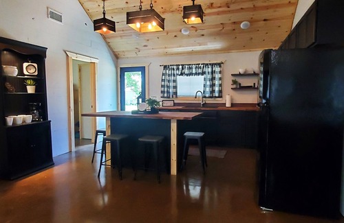 Stockton Cabina | 3 blocks to Cabins At Stockton Lake & Venue At Stockton Lake.