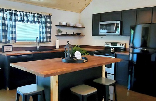 Stockton Cabina | 3 blocks to Cabins At Stockton Lake & Venue At Stockton Lake.