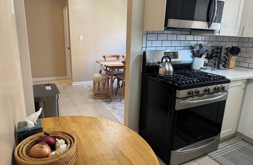 Skokie Apartamento | 3-BR/1.5 BATH 1st Flr Skokie Apt 2-Car driveway Parking Near Evanston/Chicago