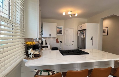 Margate City Condominio | 3 BR/1.5 Bath condo in Ventnor - block from beach w/ steamshower