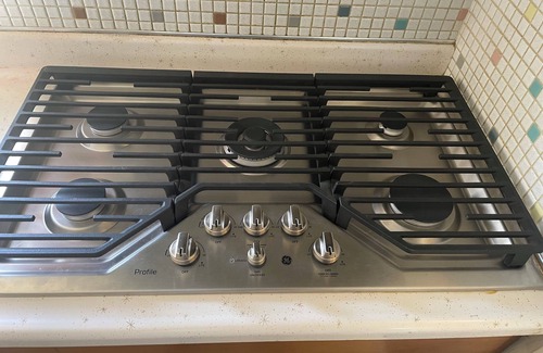 Garfield Heights Apartamento | 3 BR 1 BA air-conditioned spacious Wi-Fi TV yard spacious large kitchen.