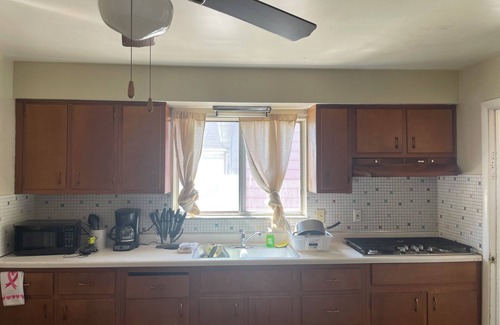 Garfield Heights Apartamento | 3 BR 1 BA air-conditioned spacious Wi-Fi TV yard spacious large kitchen.