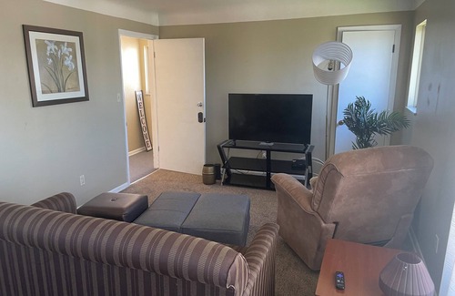 Garfield Heights Apartamento | 3 BR 1 BA air-conditioned spacious Wi-Fi TV yard spacious large kitchen.