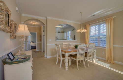 North Myrtle Beach Condominio | 3 dormitorios y 2 baños Resort Villa, primer piso, admite mascotas, sin escaleras, en el campo de golf