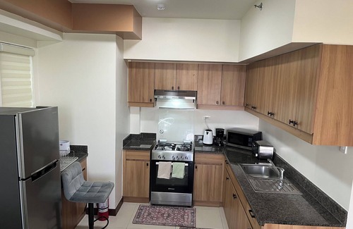 Pandacan Condominio | 3-BR , 2 Bath condo with AC, WiFi+Free Parking+Netflix- 8 persons
