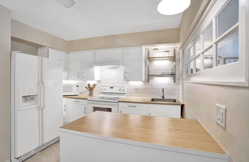 Imperial Point Casa | 3 BR / 2 Miles Beach / Safe & Secure Imperial Point neighborhood.