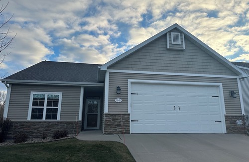 Neenah Casa | 3-br 3 bath 3 miles to Appleton Airport, 15 min to EAA