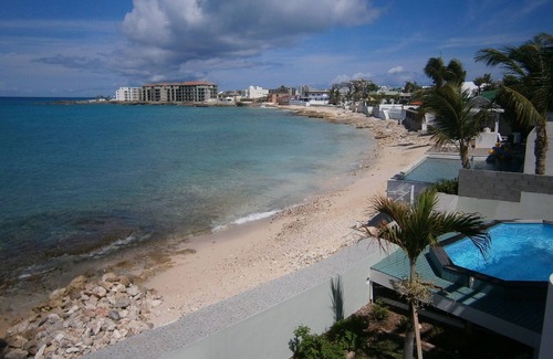 Beacon Hill Villa | Caribe frente al mar. 3 dormitorios / 3 baños con piscina. Se puede alquilar como 1 o 2 dormitorios.