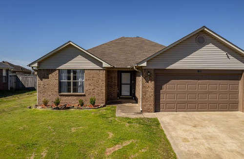 Conway Casa | 3 BR Amazing Fully Fenced Home Close to the Colleges