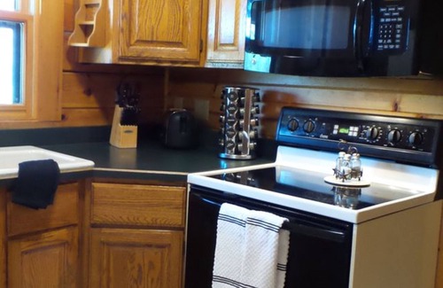 Friendship Cabina | 3 BR Cabin on 80 Acres with Hiking, ATV, Horse Trails WiFi, AC, Fishing Pond
