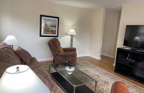 Woodland Hills Casa | 3 BR, close to fun, entertainment, shops, xway and your own rooms!