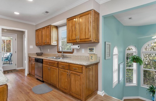 Emerald Isle Casa | 3 BR Comfortable Cottage walking distance to beach, local shops, restaurants