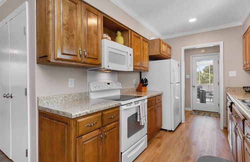 Emerald Isle Casa | 3 BR Comfortable Cottage walking distance to beach, local shops, restaurants