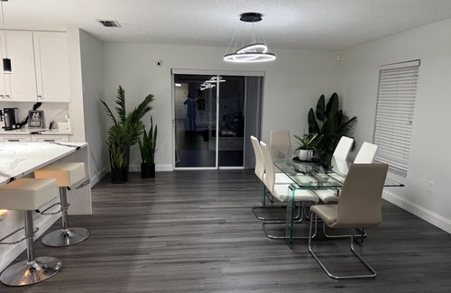 Orlando Casa | 3-br contemporary getaway with independent office space, in delightful Orlando.