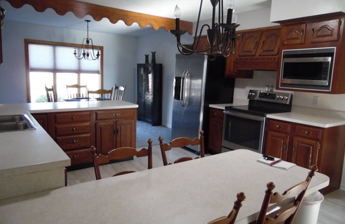 New Lisbon Casa | 3 br country home close to town with hot tub