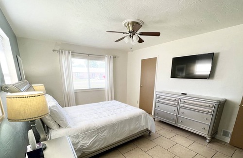 Hobbs Casa | 3 BR House with HUGE fenced Yard