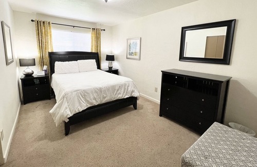 Hobbs Casa | 3 BR House with HUGE fenced Yard