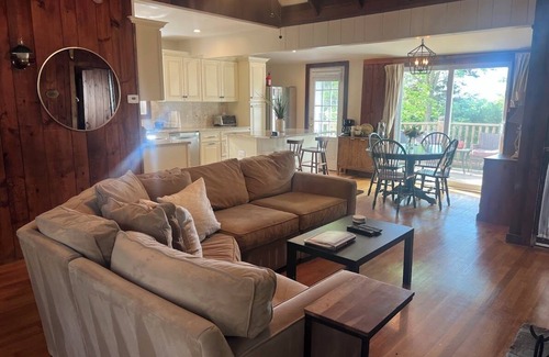 New Fairfield Casa | Cabaña de 3 dormitorios en la comunidad privada de Candlewood Lake