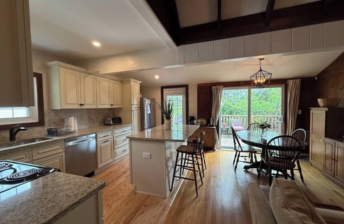 New Fairfield Casa | Cabaña de 3 dormitorios en la comunidad privada de Candlewood Lake