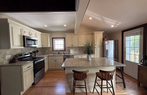 New Fairfield Casa | Cabaña de 3 dormitorios en la comunidad privada de Candlewood Lake