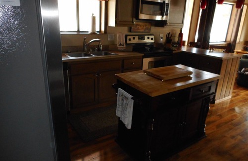 Kingvale Cabina | 3 BR+loft, fam. rm., 2 bth, lg deck, close to major ski areas, trails, history.