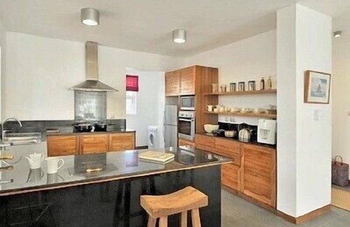 Roches Noires Villa | Lujosa villa contemporánea, piscina privada.