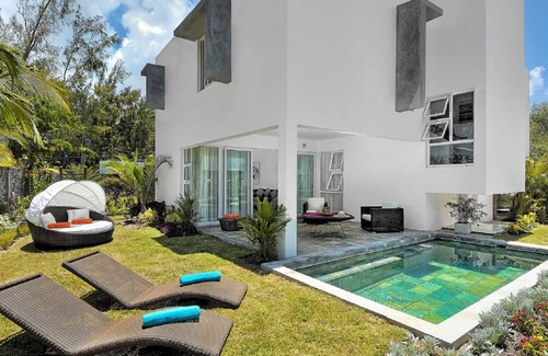 Roches Noires Villa | Lujosa villa contemporánea, piscina privada.