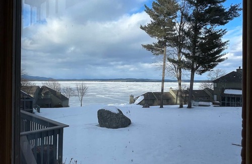 Gilford Condominio | Propiedad frente al lago de 3 dormitorios con playa de arena, piscina y tenis