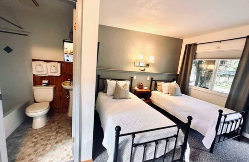 Port Angeles Hotel | Emerald Valley Inn - # 3 Cape Alava Rm - Parque Nacional Olympic - Hiker's Paradise