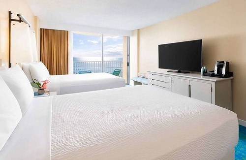 Honolulu Hotel | 3 Convenient Units, The Twin Fin Hotel, Ocean Front Two Doubles with Lanai