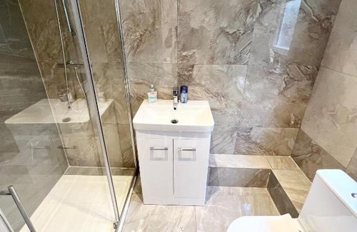 West Hendon Casa | 3 Cosy Homes Walking Distance to Mall with Parking Available to Book Separately 3 Bed House Or 1 Bed Apartment Or Studio