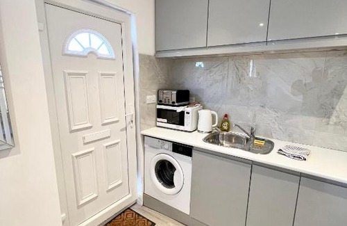 West Hendon Casa | 3 Cosy Homes Walking Distance to Mall with Parking Available to Book Separately 3 Bed House Or 1 Bed Apartment Or Studio