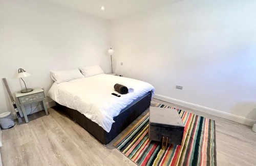 West Hendon Casa | 3 Cosy Homes Walking Distance to Mall with Parking Available to Book Separately 3 Bed House Or 1 Bed Apartment Or Studio