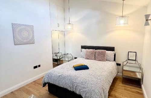 West Hendon Casa | 3 Cosy Homes Walking Distance to Mall with Parking Available to Book Separately 3 Bed House Or 1 Bed Apartment Or Studio