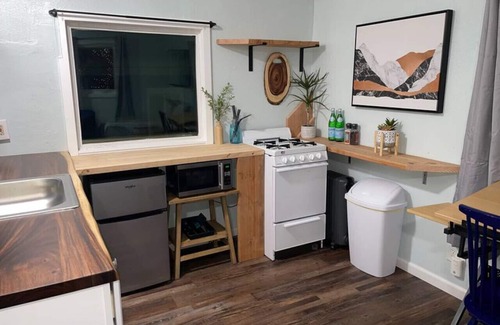 North Star Cabaña | #3 Cozy Little Cabin / Midtown / Yard / BBQ
