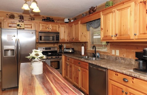 Hiawassee Cabina | 3-Deer Cabin with Hot Tub and Fire Pit