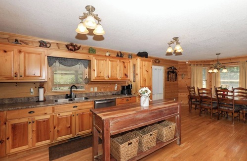 Hiawassee Cabina | 3-Deer Cabin with Hot Tub and Fire Pit