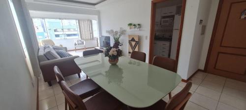 Capao da Canoa Apartamento | 3 dormitórios, com excelente localização, vista para a Praça Flávio Boianoviski e para o mar