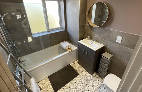 Stanwell Casa | 3 Double Bed Luxurious House Near Heathrow Airport