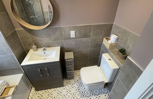 Stanwell Casa | 3 Double Bed Luxurious House Near Heathrow Airport