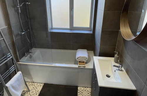 Stanwell Casa | 3 Double Bed Luxurious House Near Heathrow Airport