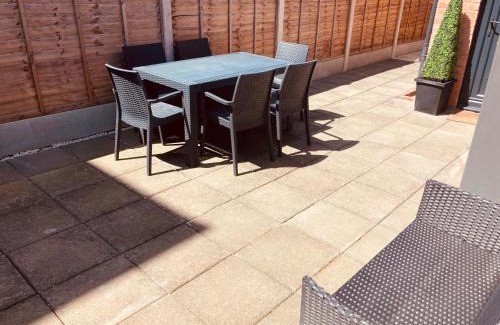 Kidderminster Casa | 3 Entire Stunning & Cosy Apartments in same property, 4 Double Bedrooms, 3 Bathrooms, 3 Kitchens, Terrace