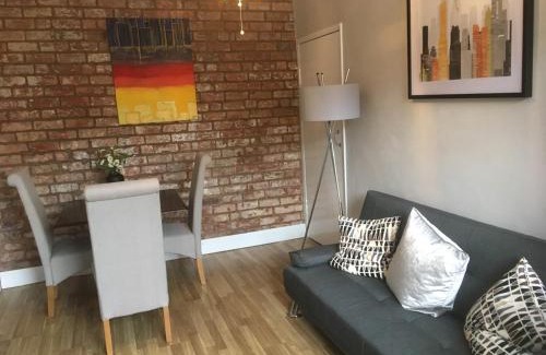 Kidderminster Casa | 3 Entire Stunning & Cosy Apartments in same property, 4 Double Bedrooms, 3 Bathrooms, 3 Kitchens, Terrace