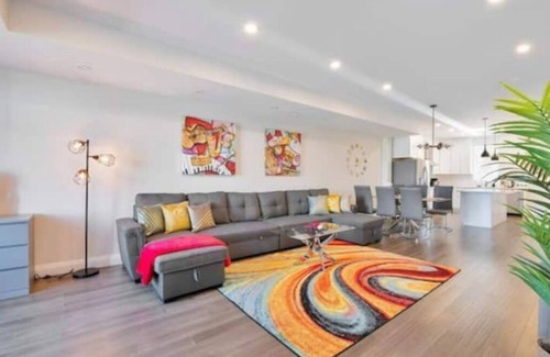 Walkerville Casa | 3 Floor Apartment with Private Hot Tub & Sauna