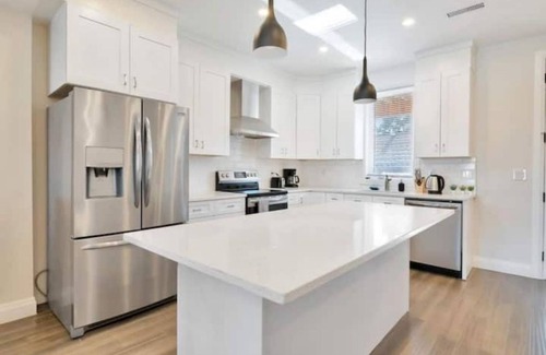 Walkerville Casa | 3 Floor Apartment with Private Hot Tub & Sauna