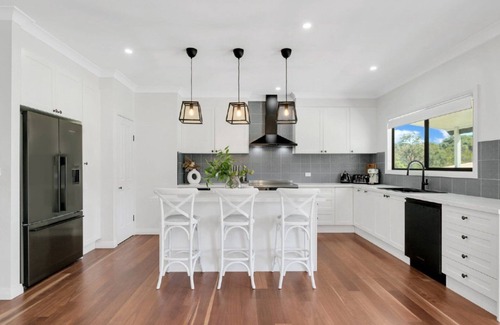 Repton Casa | 3 Galahs - Sleeps 8 Luxe Riverside Retreat